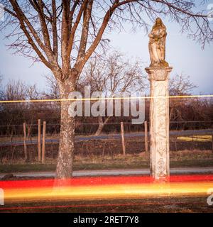 Statua di Ecce homo su una colonna di marmo con oggetti di artigianato Foto Stock
