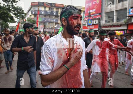 Kolkata, India. 29 luglio 2023. I musulmani sciiti piangono durante una processione Muharram per celebrare Ashura. I musulmani sciiti eseguono un rituale di lutto durante la processione del Muhharum per celebrare Ashura. Ashura è un importante giorno islamico che cade il decimo giorno del mese di Muharram, il primo mese del calendario lunare islamico. Ashura segna la morte di Husayn ibn Ali, nipote del profeta Maometto nella battaglia di Karbala. Il giorno è osservato come la fine di 10 giorni di lutto. (Foto di Dipayan Bose/SOPA Images/Sipa USA) credito: SIPA USA/Alamy Live News Foto Stock