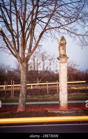 Statua di Ecce homo su una colonna di marmo con oggetti di artigianato Foto Stock