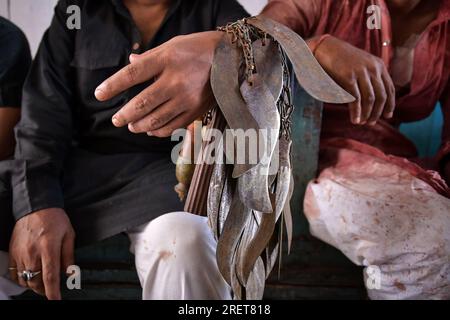 Kolkata, India. 29 luglio 2023. I musulmani sciiti attendono con lame e spade affilate per partecipare alla processione Muharram per celebrare Ashura. I musulmani sciiti eseguono un rituale di lutto durante la processione del Muhharum per celebrare Ashura. Ashura è un importante giorno islamico che cade il decimo giorno del mese di Muharram, il primo mese del calendario lunare islamico. Ashura segna la morte di Husayn ibn Ali, nipote del profeta Maometto nella battaglia di Karbala. Il giorno è osservato come la fine di 10 giorni di lutto. (Foto di Dipayan Bose/SOPA Images/Sipa USA) credito: SIPA USA/Alamy Live News Foto Stock