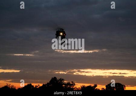 Kentucky Army National Guard Soldiers Assigned to Bravo Company, 2/147th Assault Helicopter Battalion, prepararsi ad atterrare un UH-60 Black Hawk sul Boone National Guard Center a Frankfort, Kentucky, 26 luglio 2023. L'utilizzo dell'aereo mentre si utilizzano i sistemi di imaging per la visione notturna dell'aviatore prepara l'equipaggio per le operazioni in condizioni di scarsa illuminazione e durante la notte. (STATI UNITI Foto dell'esercito di SPC. Danielle Sturgill). Foto Stock