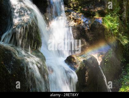 Cascata al Canyon di Wolfes a Bad Kreuzen Austria con arcobaleno Foto Stock