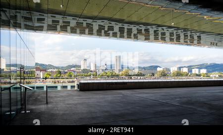 Linz Austria, Lentos Art Museum con la costa di Linz Urfahr sul Danubio Foto Stock