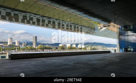 Linz Austria, Lentos Art Museum con la costa di Linz Urfahr sul Danubio Foto Stock