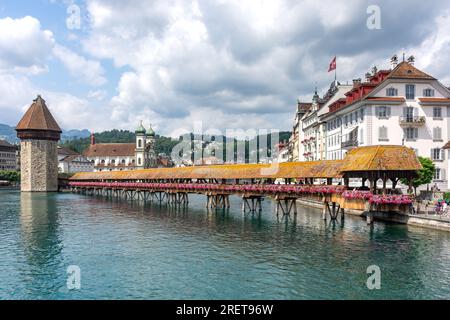 Il Kapellbrücke (Ponte della Cappella) e la sua Wasserturm (Torre dell'acqua) città di Lucerna (Lucerna), Lucerna, Svizzera Foto Stock