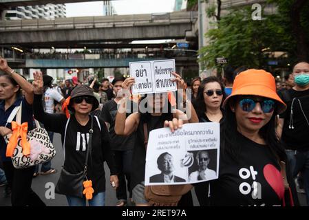 Bangkok, Thailandia. 29 luglio 2023. Manifestanti, mostrando messaggi contro i membri del Senato, e alcuni gesto di tre dita, a una manifestazione a ratchaprasong Intersection, ratchadamri Road, Bangkok, thailandia, il 29 luglio, 2023. (Immagine di credito: © Teera Noisakran/Pacific Press via ZUMA Press Wire) SOLO USO EDITORIALE! Non per USO commerciale! Foto Stock