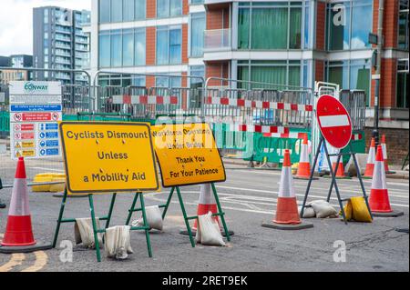 Londra, Regno Unito 29 luglio 2023 il Wandsworth Bridge chiude per riparazioni per circa 10 settimane. Le persone possono attraversare il ponte a piedi. Se si sta pedalando, è possibile smontare e ruotare il ciclo. I timori per il traffico si accumulano sui lati del ponte vecchio di 83 anni quando Hammersmith Bridge è chiuso. Chiede la sospensione delle restrizioni e delle telecamere di quartiere a basso traffico LTN. Credito: JOHNNY ARMSTEAD/Alamy Live News Foto Stock