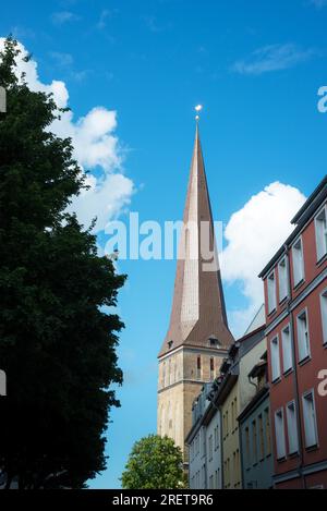 Tipica torre della chiesa gotica in mattoni e parole chiave campanile: Foto Stock