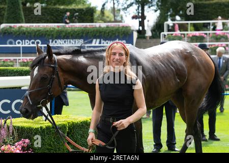 Ascot, Berkshire, Regno Unito. 29 luglio 2023. Uno sposo molto felice con il cavallo Random Harvest guidato dal fantino Saffie Osborne dopo aver vinto la Longines Valiant Stakes. Proprietaria e allevatrice Lady Bamford. Formatore ed Walker, Upper Lambourn. Credito: Maureen McLean/Alamy Live News Foto Stock