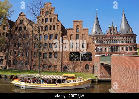 Escursione in barca a Stadttrave, ex magazzini di sale e Holsten Gate, Lubecca, Schleswig-Holstein, Germania Foto Stock