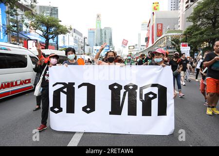 Bangkok, Thailandia. 29 luglio 2023. I dimostranti, guidati da Sombat Bunngamanong, si sono riuniti all'incrocio di Asoke prima di marciare verso le attività, in piedi in lettere all'incrocio di Ratchaprasong, per una distanza totale di 3,8 chilometri, in piedi a forma di lettera H (in tailandese) che i senatori vedano il capo del popolo che elegge il primo ministro. (Foto di Adirach Toumlamoon/Pacific Press) credito: Pacific Press Media Production Corp./Alamy Live News Foto Stock