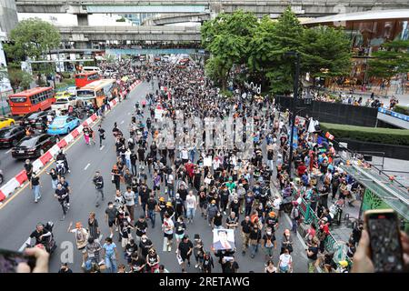 Bangkok, Thailandia. 29 luglio 2023. I dimostranti, guidati da Sombat Bunngamanong, si sono riuniti all'incrocio di Asoke prima di marciare verso le attività, in piedi in lettere all'incrocio di Ratchaprasong, per una distanza totale di 3,8 chilometri, in piedi a forma di lettera H (in tailandese) che i senatori vedano il capo del popolo che elegge il primo ministro. (Foto di Adirach Toumlamoon/Pacific Press) credito: Pacific Press Media Production Corp./Alamy Live News Foto Stock