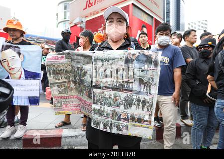 Bangkok, Thailandia. 29 luglio 2023. I dimostranti, guidati da Sombat Bunngamanong, si sono riuniti all'incrocio di Asoke prima di marciare verso le attività, in piedi in lettere all'incrocio di Ratchaprasong, per una distanza totale di 3,8 chilometri, in piedi a forma di lettera H (in tailandese) che i senatori vedano il capo del popolo che elegge il primo ministro. (Immagine di credito: © Adirach Toumlamoon/Pacific Press via ZUMA Press Wire) SOLO PER USO EDITORIALE! Non per USO commerciale! Foto Stock