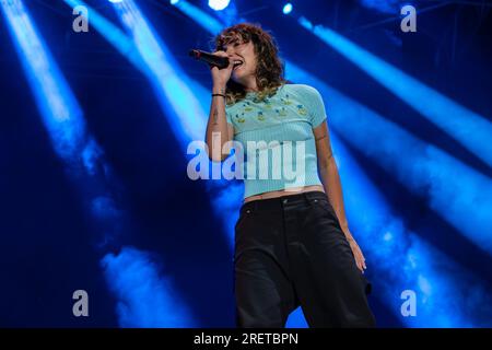 Villafranca, Italia. 29 luglio 2023. Madame, pseudonimo di Francesca Calearo, canta sul palco durante le sue esibizioni dal vivo al Villafranca Summer Festival il 29 luglio 2023 a Villafranca di Verona. Credito: Agenzia fotografica indipendente/Alamy Live News Foto Stock