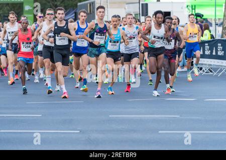 Berlino, Germania. 29 luglio 2023. Corridori e pattinatori durante l'Adidas Runners City Night Berlin 2023 Running & Inline Skating Event a Kurfürstendamm. Crediti: Freelance Fotograf/Alamy Live News Foto Stock