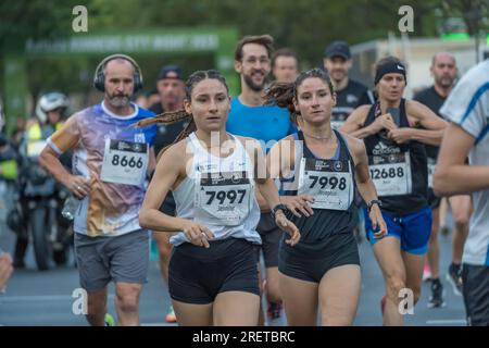 Berlino, Germania. 29 luglio 2023. Corridori e pattinatori durante l'Adidas Runners City Night Berlin 2023 Running & Inline Skating Event a Kurfürstendamm. Crediti: Freelance Fotograf/Alamy Live News Foto Stock