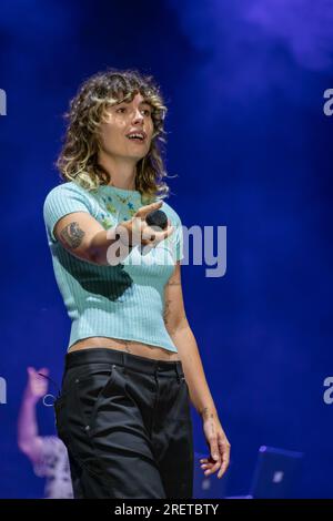 Villafranca, Italia. 29 luglio 2023. Madame, pseudonimo di Francesca Calearo, canta sul palco durante le sue esibizioni dal vivo al Villafranca Summer Festival il 29 luglio 2023 a Villafranca di Verona. Credito: Agenzia fotografica indipendente/Alamy Live News Foto Stock