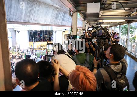 Bangkok, Thailandia. 29 luglio 2023. I dimostranti, guidati da Sombat Bunngamanong, si sono riuniti all'incrocio di Asoke prima di marciare verso le attività, in piedi in lettere all'incrocio di Ratchaprasong, per una distanza totale di 3,8 chilometri, in piedi a forma di lettera H (in tailandese) che i senatori vedano il capo del popolo che elegge il primo ministro. (Immagine di credito: © Adirach Toumlamoon/Pacific Press via ZUMA Press Wire) SOLO PER USO EDITORIALE! Non per USO commerciale! Foto Stock