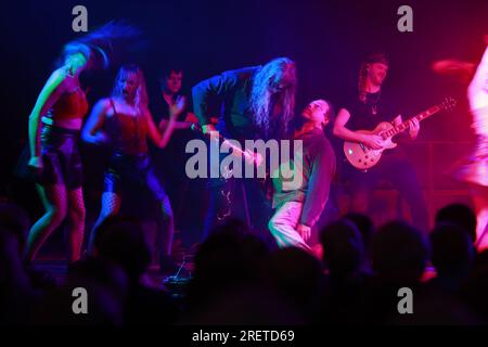 29 luglio 2023, Sassonia-Anhalt, Harzgerode: Gli attori eseguono una scena dell'opera rock "Faust i". Il cortile del castello di Harzgerode ha fatto da sfondo al "Faust - The Rock Opera" per la prima volta. La produzione riprende i testi originali di Goethe e fornisce un turbolento intrattenimento musicale con una miscela di teatro classico e musica rock e pop moderna. Dopo una pausa di diversi anni a causa della pandemia, l'ensemble ha ripreso il palco per la prima volta. Nei prossimi mesi, ulteriori spettacoli sono previsti nella regione di Harz e anche in altre località. Foto: Matthias Bein/dpa/ZB Foto Stock