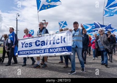 Ayr, Scozia, Regno Unito. 29 luglio 2023. Gli attivisti per l'indipendenza scozzese marciano attraverso la città di Ayr. Crediti: Richard Gass/Alamy Live News Foto Stock