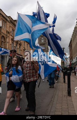 Ayr, Scozia, Regno Unito. 29 luglio 2023. Gli attivisti per l'indipendenza scozzese marciano attraverso la città di Ayr. Crediti: Richard Gass/Alamy Live News Foto Stock