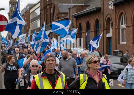 Ayr, Scozia, Regno Unito. 29 luglio 2023. Gli attivisti per l'indipendenza scozzese marciano attraverso la città di Ayr. Crediti: Richard Gass/Alamy Live News Foto Stock