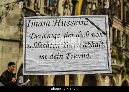 29 luglio 2023, Monaco, Baviera, Germania: L'Ahlul Bayt Kulturverein Muenchen e. V. organizzò un Ashura Trauermarsch (marcia funebre) per il terzo imam dell'Islam sciita Husayn al Abidin - si dice che fosse un nipote di Maometto la cui morte è una delle fonti di tensioni sciite-sunnite. L'Ahlul Bayt Kulturverein è visto come collegato o come braccio del regime iraniano ed è ufficialmente sotto l'Islamische Gemeinschaft der Schiitischen Gemeinden (IGS) che, in passato, è stato collegato alla controversa demo di Quds Tag. Le marce di Ashura sono meglio conosciute come gli eventi in Iran, Afghanistan, Foto Stock