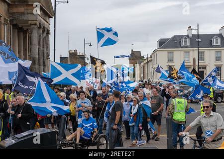 Ayr, Scozia, Regno Unito. 29 luglio 2023. Gli attivisti per l'indipendenza scozzese marciano attraverso la città di Ayr. Crediti: Richard Gass/Alamy Live News Foto Stock