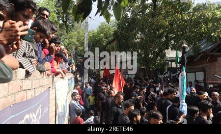 India. 29 luglio 2023. I musulmani sciiti del Kashmir in lutto prendono parte a una processione di Muharram il decimo giorno, conosciuta anche come Youam e Ahoora, nella zona di Panner Jagir del sottodistretto di Tral nel Kashmir meridionale. Muharram è un mese di lutto per i musulmani sciiti in ricordo del martirio dell'Imam Hussein (R.A), nipote del profeta Maometto (SAW). (Foto di Firdous Parray/Pacific Press) credito: Pacific Press Media Production Corp./Alamy Live News Foto Stock