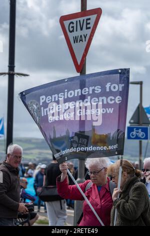 Ayr, Scozia, Regno Unito. 29 luglio 2023. Gli attivisti per l'indipendenza scozzese marciano attraverso la città di Ayr. Crediti: Richard Gass/Alamy Live News Foto Stock