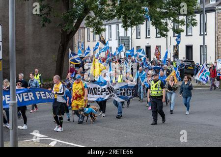 Ayr, Scozia, Regno Unito. 29 luglio 2023. Gli attivisti per l'indipendenza scozzese marciano attraverso la città di Ayr. Crediti: Richard Gass/Alamy Live News Foto Stock