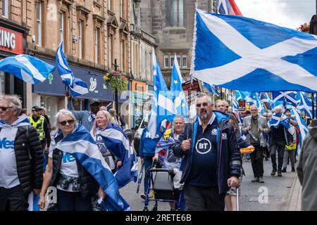 Ayr, Scozia, Regno Unito. 29 luglio 2023. Gli attivisti per l'indipendenza scozzese marciano attraverso la città di Ayr. Crediti: Richard Gass/Alamy Live News Foto Stock