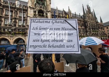 29 luglio 2023, Monaco, Baviera, Germania: L'Ahlul Bayt Kulturverein Muenchen e. V. organizzò un Ashura Trauermarsch (marcia funebre) per il terzo imam dell'Islam sciita Husayn al Abidin - si dice che fosse un nipote di Maometto la cui morte è una delle fonti di tensioni sciite-sunnite. L'Ahlul Bayt Kulturverein è visto come collegato o come braccio del regime iraniano ed è ufficialmente sotto l'Islamische Gemeinschaft der Schiitischen Gemeinden (IGS) che, in passato, è stato collegato alla controversa demo di Quds Tag. Le marce di Ashura sono meglio conosciute come gli eventi in Iran, Afghanistan, Foto Stock