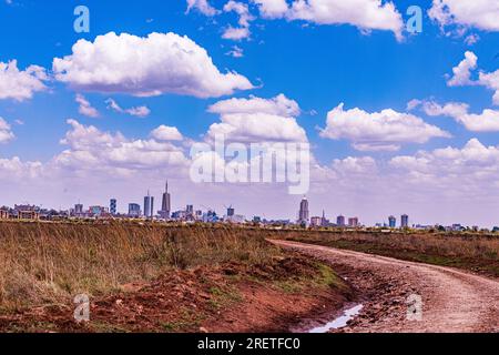 Il parco nazionale di Nairobi è un parco nazionale del Kenya istituito nel 1946 a circa 7 km a sud di Nairobi. È recintato su tre lati, mentre l'o Foto Stock