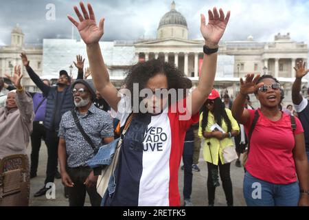 Londra, Regno Unito. 29 luglio 2023. I fedeli alzano le mani in preghiera al London Prayer and Worship Festival. I credenti cristiani si riuniscono per pregare insieme e pentirsi e chiedere perdono per tutte le atrocità e i peccati dei loro leader e se stessi come parte del "God Loves You Tour". Il Festival riunisce cristiani di tutte le confessioni, compresi i credenti di dieci paesi, tra cui Bangladesh, Regno Unito, Stati Uniti e Tanzania. Credito: SOPA Images Limited/Alamy Live News Foto Stock