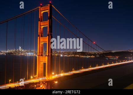 Il Golden Gate Bridge illumina la notte di San Francisco. Foto Stock