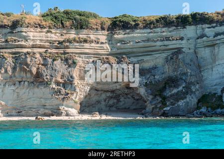 Vista della costa dell'Italia meridionale. Vista panoramica dalla barca nelle soleggiate giornate estive. Calabria, Scilla Foto Stock