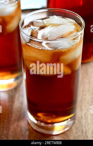 Tè freddo su un tavolo di legno Foto Stock