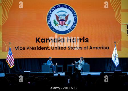 Boston, Stati Uniti d'America. 29 luglio 2023. Il Vicepresidente degli Stati Uniti Kamala Harris ha rilasciato osservazioni alla NAACP National Convention del 2023 a Boston, Massachusetts, con il procuratore generale del Massachusetts Andrea Campbell. Credito: Rick Friedman/Pool/Sipa USA credito: SIPA USA/Alamy Live News Foto Stock