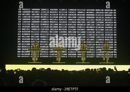 Sitges, Spagna. 29 luglio 2023. Ralf Hütter, Fritz Hilpert, Henning Schmitz e Falk Grieffenhagen della band tedesca Kraftwerk si esibiscono durante il Jardins de Terramar Festival a Sitges. I Kraftwerk sono una band tedesca di musica elettronica, nata nel 1970 a Düsseldorf e fu uno dei primi gruppi a divulgare la musica elettronica, considerata pioniere del genere. Negli anni '1970 e all'inizio degli anni '1980, il suono distintivo di Kraftwerk fu rivoluzionario e ha avuto un effetto duraturo in molti generi della musica moderna. Credito: SOPA Images Limited/Alamy Live News Foto Stock