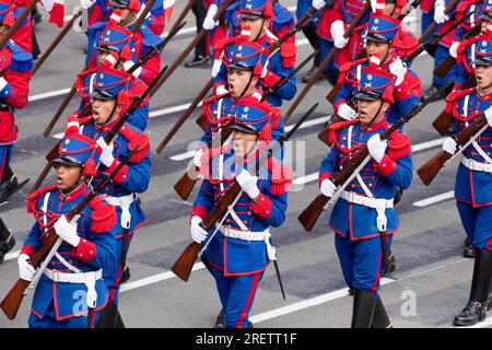 Lima, Perù. 29 luglio 2023. I soldati partecipano a una parata per celebrare il 202° anniversario dell'indipendenza del Perù a Lima, in Perù, il 29 luglio 2023. Crediti: Mariana Bazo/Xinhua/Alamy Live News Foto Stock