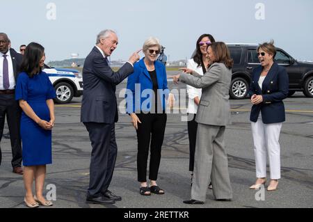 Il Vicepresidente degli Stati Uniti Kamala Harris arriva all'aeroporto Logan di Boston per rilasciare osservazioni alla NAACP National Convention del 2023 a Boston, Massachusetts, sabato 29 luglio 2023. Il vicepresidente Harris è accolto dal governatore Maura Healey, dalla partner di Healeys Joanna Lydgate, dalla senatrice degli Stati Uniti Elizabeth Warren (Democratico del Massachusetts), dal senatore degli Stati Uniti ed Markey (Democratico del Massachusetts) e dal sindaco Michelle Wu (Democratico di Boston, Massachusetts) credito: Rick Friedman/Pool via CNP Foto Stock