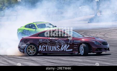 Azione di corse automobilistiche con pneumatici fumanti, pneumatici che bruciano in pista in movimento. Sanair Superspeedway, Canada, Quebec Foto Stock