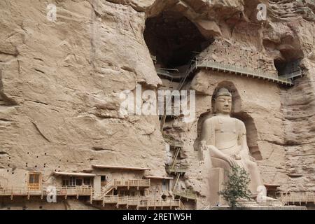 YONGJING, CINA - 24 LUGLIO 2023 - la scultura in pietra e argilla alta 27 metri del Buddha gigante Maitreya della dinastia Tang è visibile al Tempio Bingling i Foto Stock