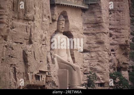 YONGJING, CINA - 24 LUGLIO 2023 - la scultura in pietra e argilla alta 27 metri del Buddha gigante Maitreya della dinastia Tang è visibile al Tempio Bingling i Foto Stock