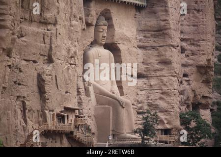 YONGJING, CINA - 24 LUGLIO 2023 - la scultura in pietra e argilla alta 27 metri del Buddha gigante Maitreya della dinastia Tang è visibile al Tempio Bingling i Foto Stock
