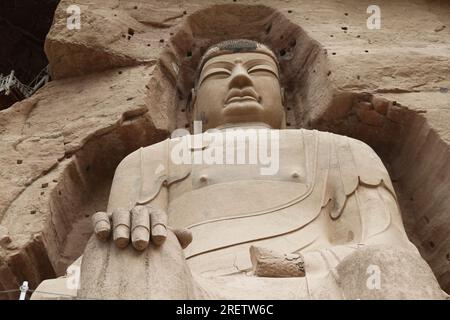 YONGJING, CINA - 24 LUGLIO 2023 - la scultura in pietra e argilla alta 27 metri del Buddha gigante Maitreya della dinastia Tang è visibile al Tempio Bingling i Foto Stock