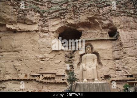 YONGJING, CINA - 24 LUGLIO 2023 - la scultura in pietra e argilla alta 27 metri del Buddha gigante Maitreya della dinastia Tang è visibile al Tempio Bingling i Foto Stock