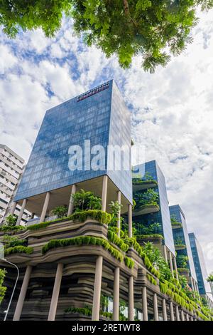 Il Parkroyal Collection Pickering Hotel, con giardino sopraelevato, si trova ai margini di Chinatown, Upper Pickering St, Singapore Foto Stock