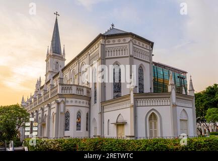 Tramonta sulla vecchia cappella in stile gotico, ora la sala CHIJMES, il complesso CHIJMES, Singapore Foto Stock